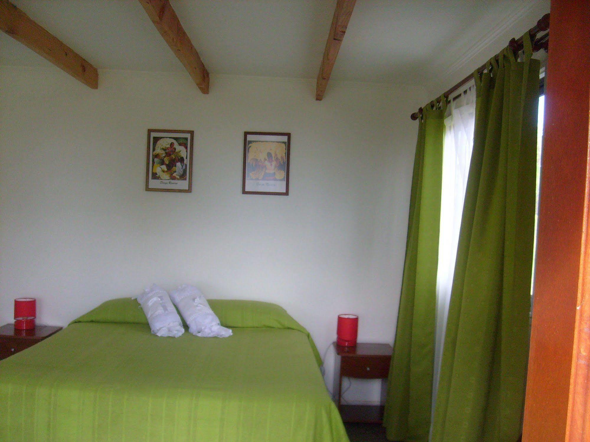 Hostal Sunset Hanga Roa Esterno foto